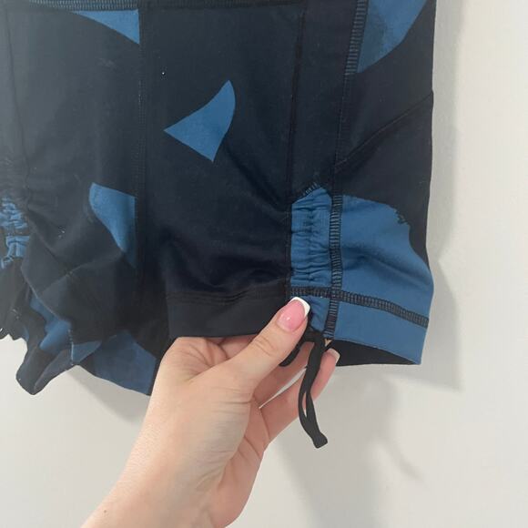 Lululemon Hot Hot Blue Camo Print Shorts Size 4 - Picture 3 of 4
